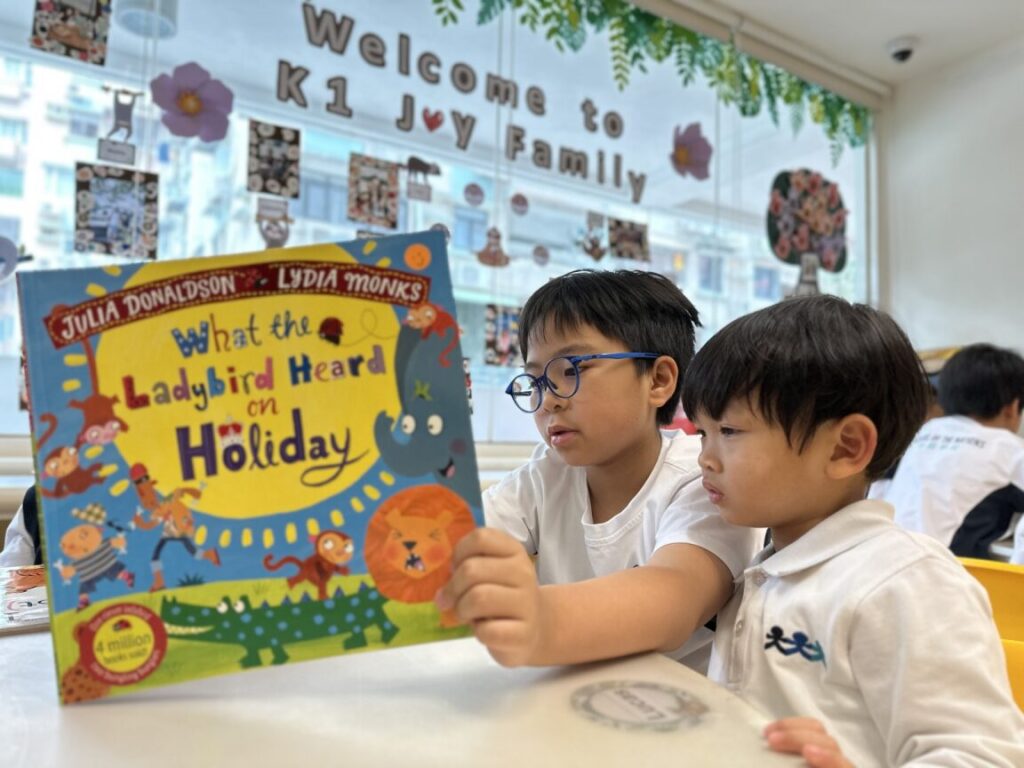 K1 children reading together