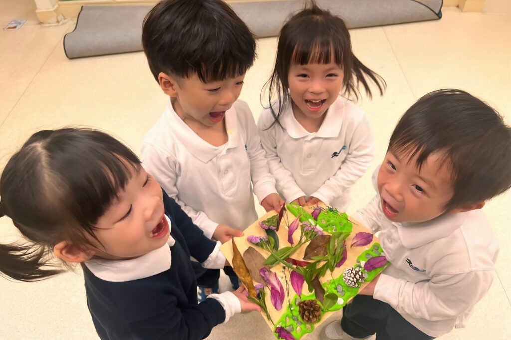 幼稚園孩子一起翻閱樹葉圖書